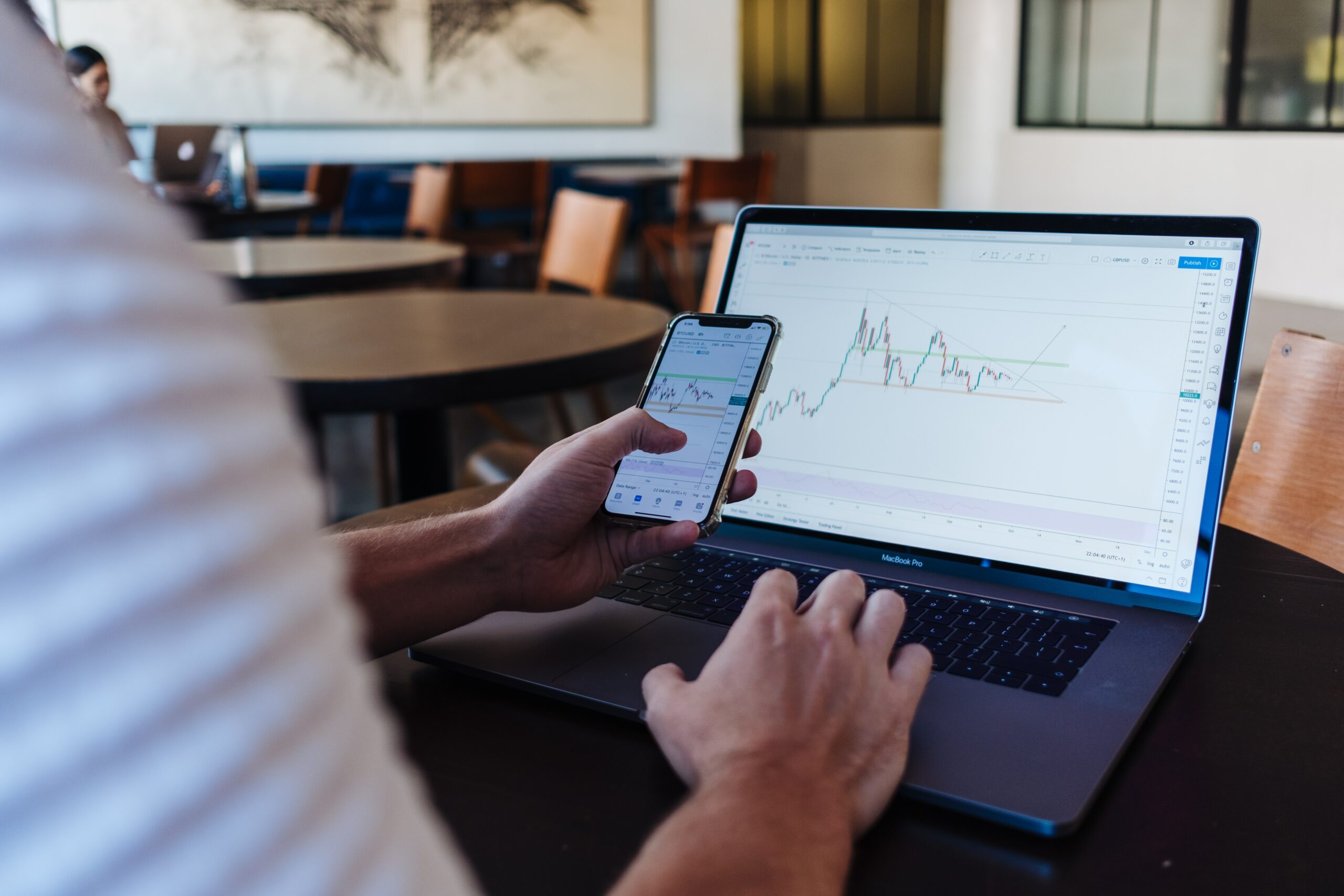 Cryptocurrency trading vs. Traditional investing – Which is right for you?